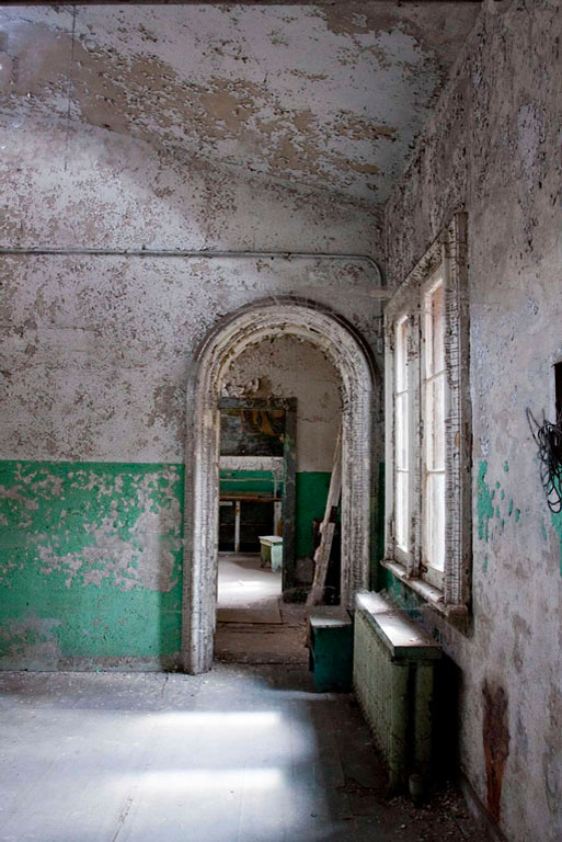 Prison office s